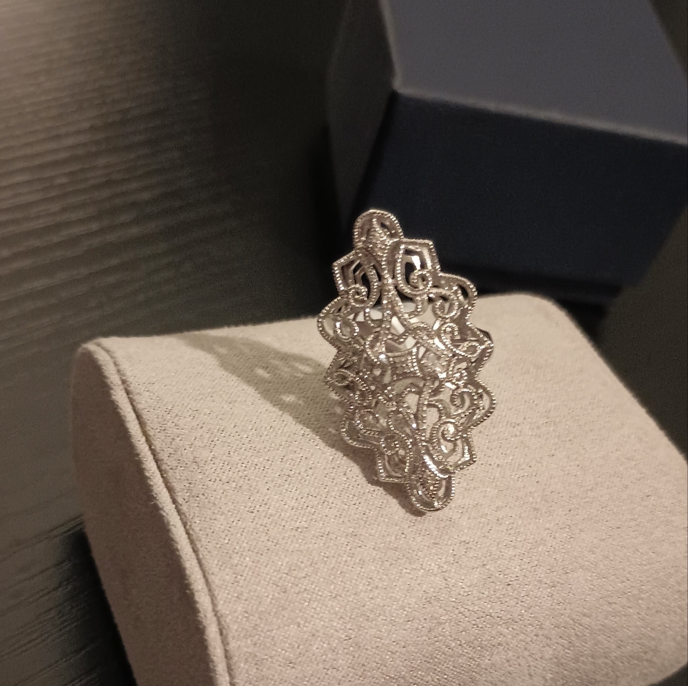 Women's diamond ring